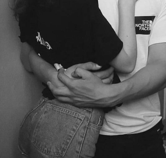 Обнимает за талию