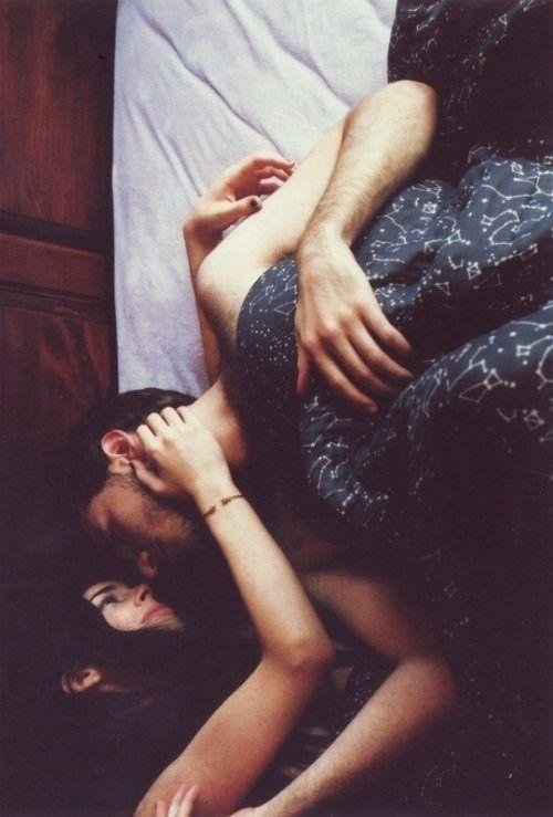 Парень с девушкой в кроватт