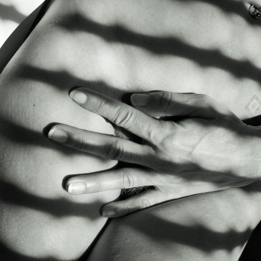 Мужские руки на женском теле