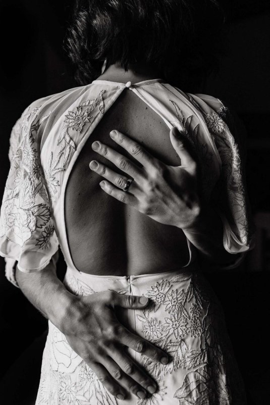 Мужские руки объятия