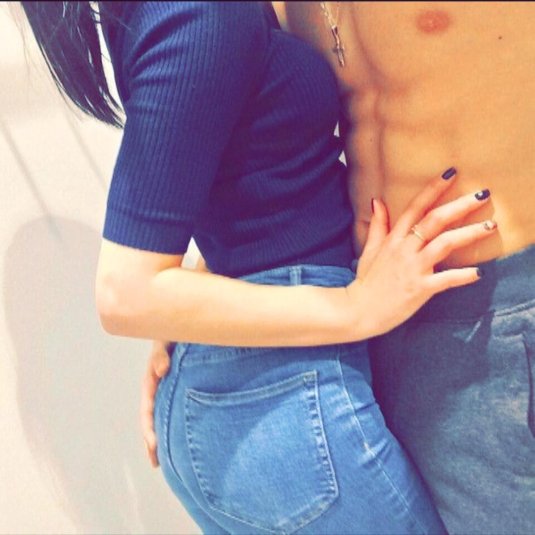 Девушка трогает парня