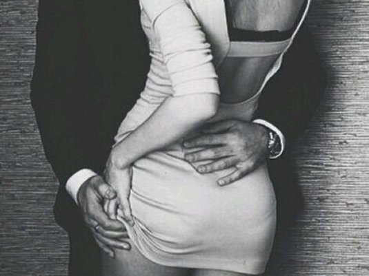 Мужская рука на женской попе