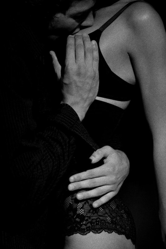 Женщина в мужских руках