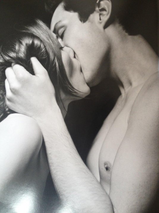 Страстный поцелуй