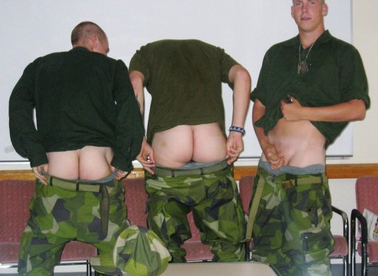 Парни в армии без трусов