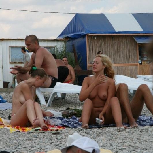 На пляже ню