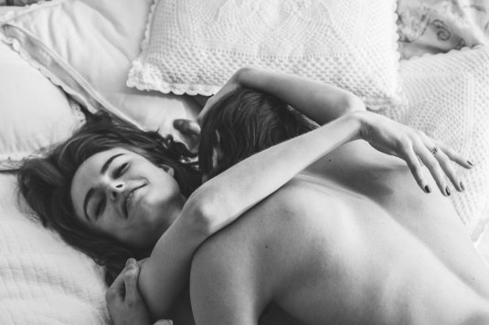 Объятия в постели