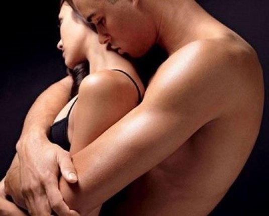 Женщина в объятиях мужчины