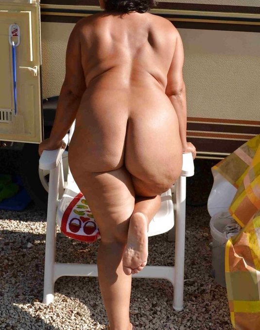 Голые зрелые целлюлитные