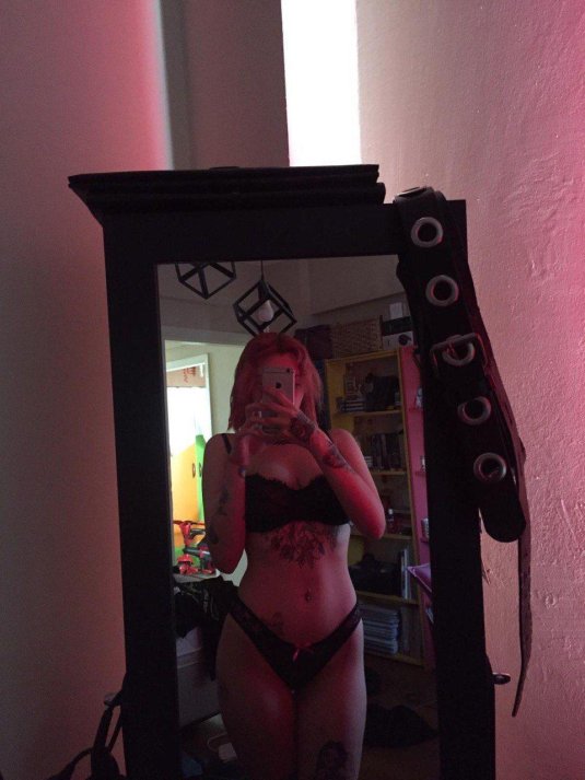 Эмочка в нижнем белье селфи