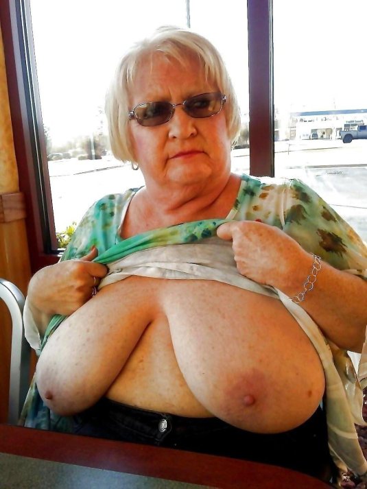 Бабушка показала сиськи