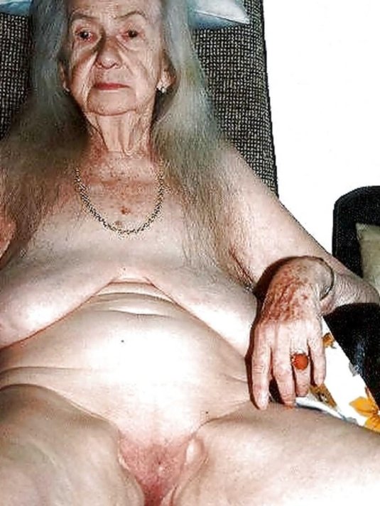 Очень старая дряхлая бабка голые