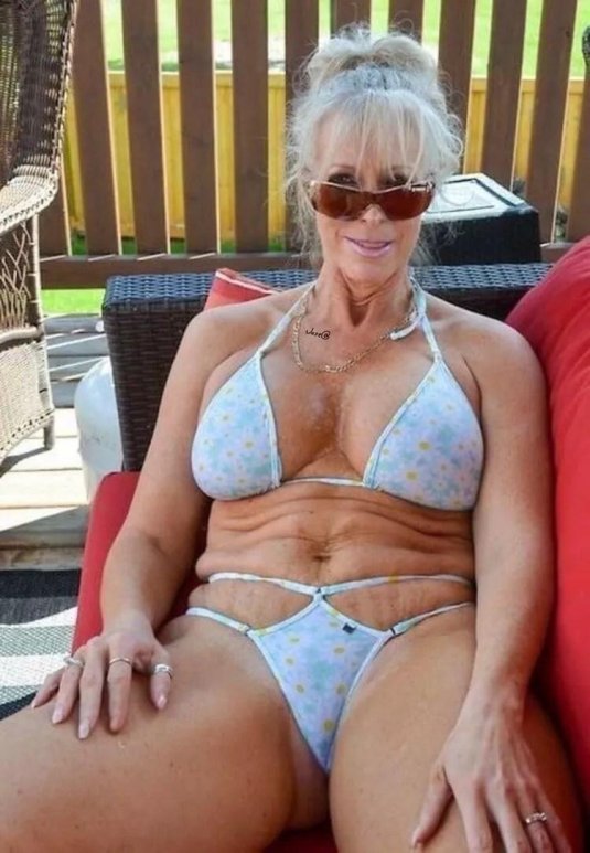 Зрелые бабушки в бикини