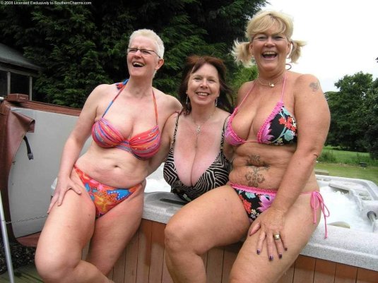 Старушки в купальниках