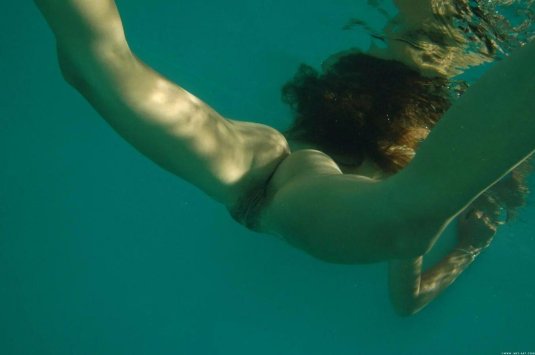 Девушка плавает в море