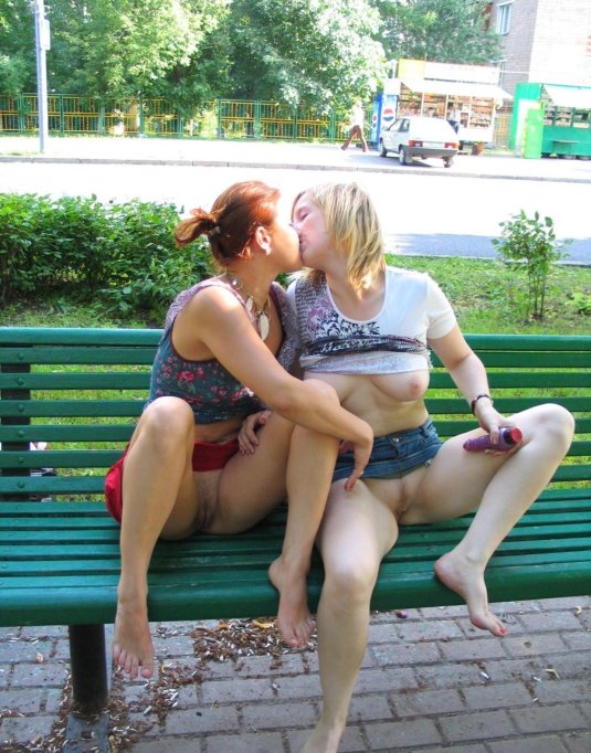 Под юбкой девушек