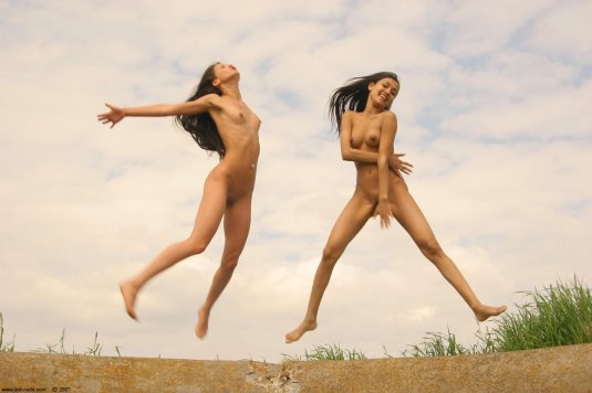 Голые девчонки дурачатся