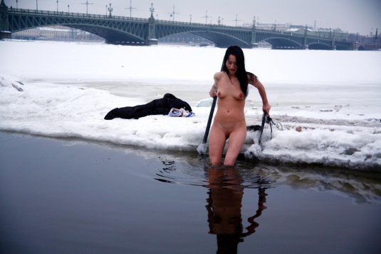 Голые девушки купаются в проруби