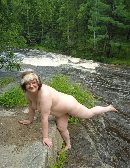 Дамы на речке