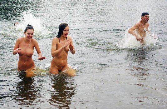 Купаются голышом