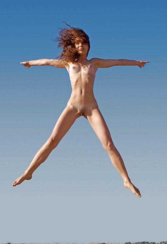 Девушки прыгают голышом