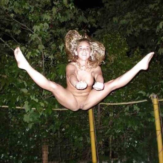 Голые девушки на турнике