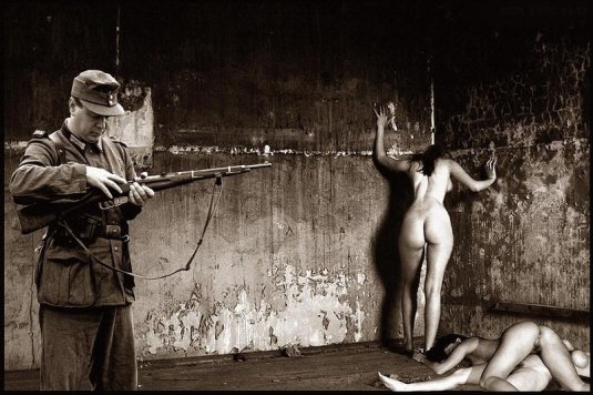 Расстрел голых женщин