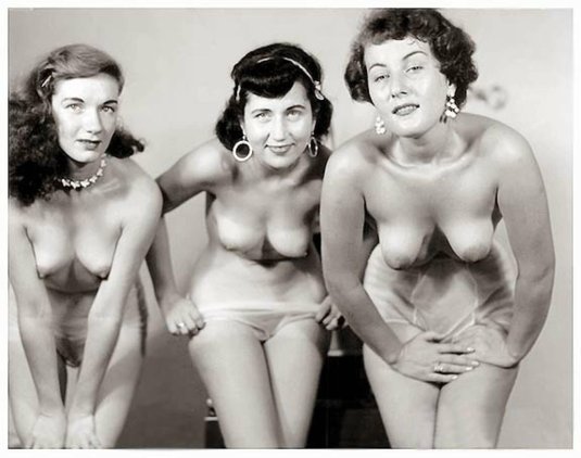 Много голых женщин ретро