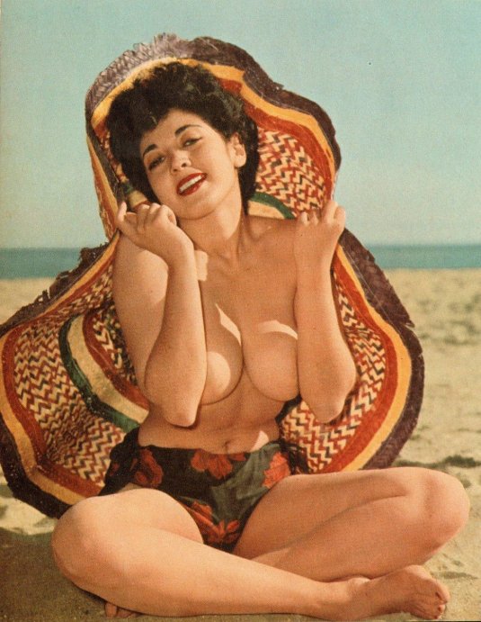 Голые женщины ретро и в купальниках