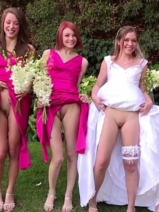 Подружки невесты без трусов