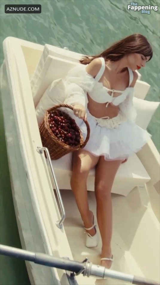 Эмили ратажковски в ванной