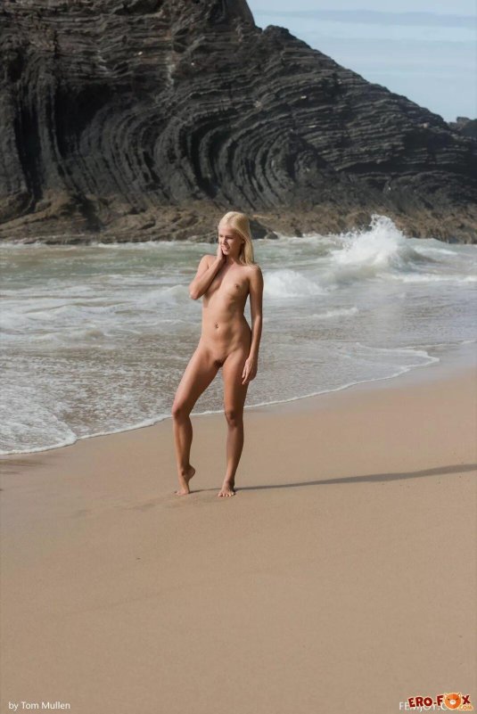 Девки ходят голые по пляжу