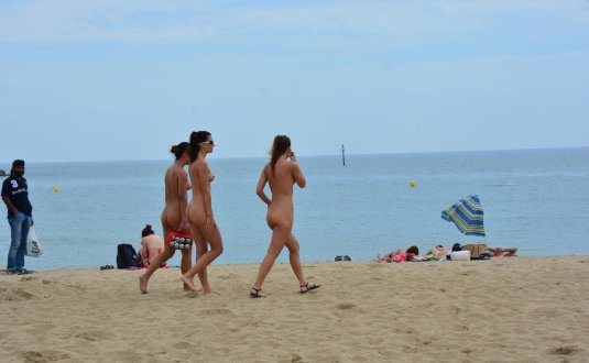 Мальчишки и девчонки на нудистком пляже