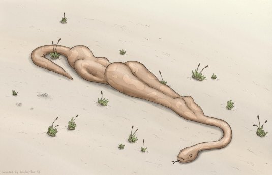 Змея проглатывает голую женщину