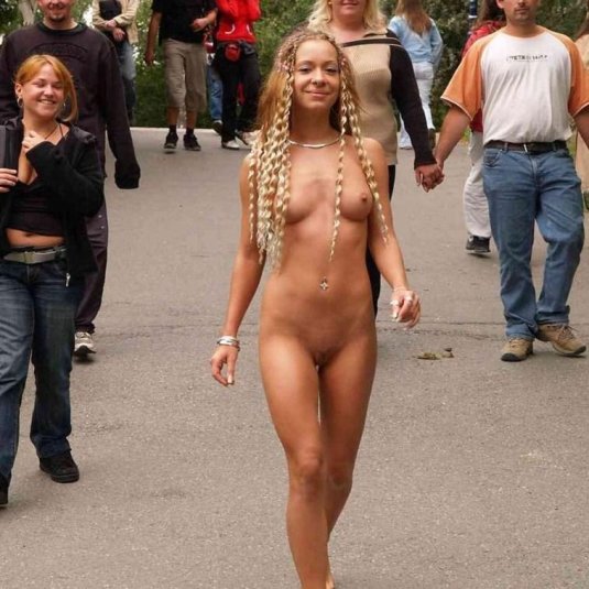 Голая на улице