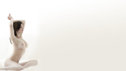 Голая на белом фоне