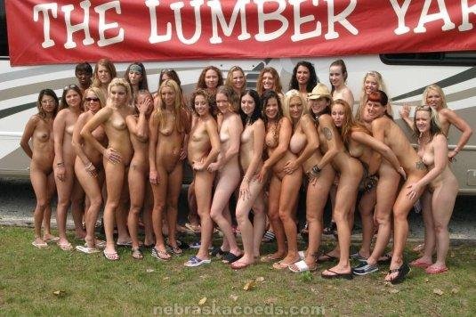 Много голых женщин