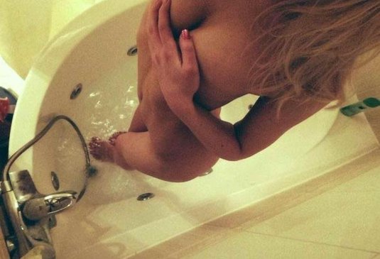 Красивая девушка в ванной