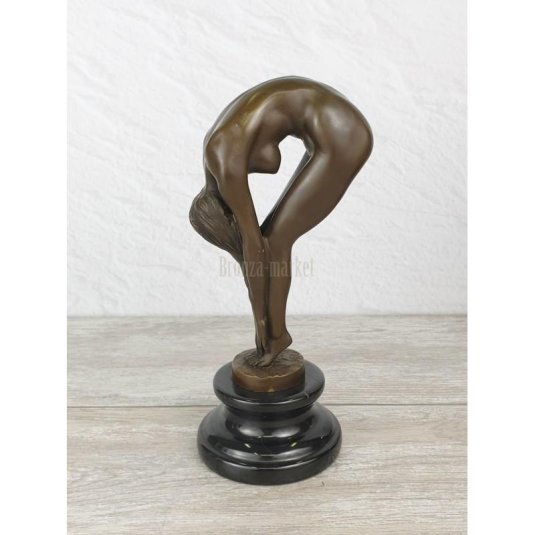 Статуэтка женщина в позе