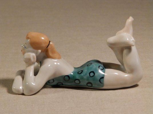 Статуэтка пляжница коростень