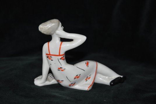 Фарфоровая статуэтка девушка сысертский фарфоровый завод