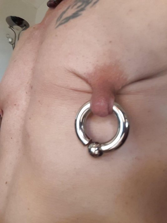 Проколотые мужские соски