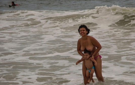 Мать топлесс