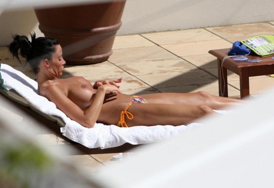 Знаменитости загорают топлес