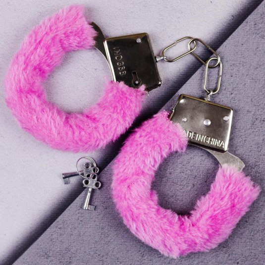 Розовые наручники с мехом