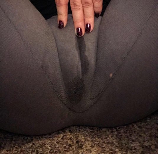 Киска в одежде потекла