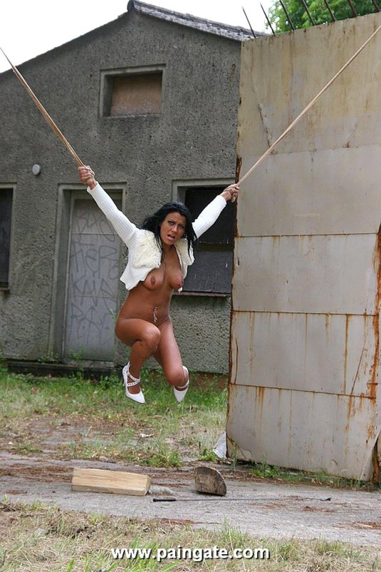 Связанные голые женщины на улице