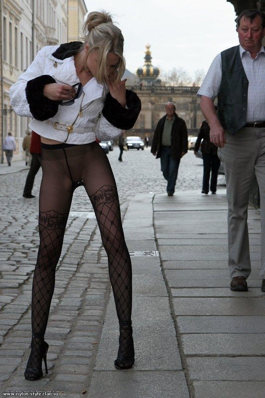 В одних колготках на улице