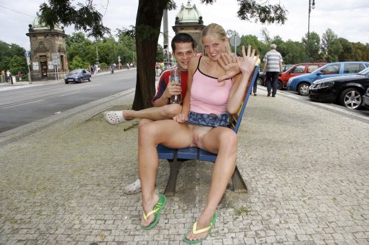 Под юбкой девушек