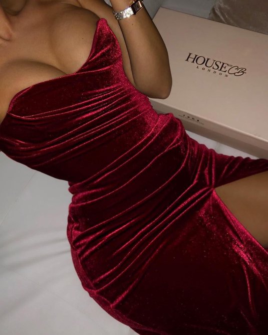 Красное бархатное платье